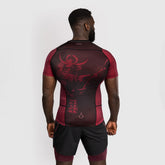 Venum Assassin's Creed Shadows Rashguard Kurzarm Rot-Schwarz