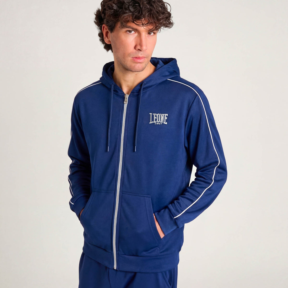 LIGHTWEIGHT CLASSIC HOODED SWEATSHIRT