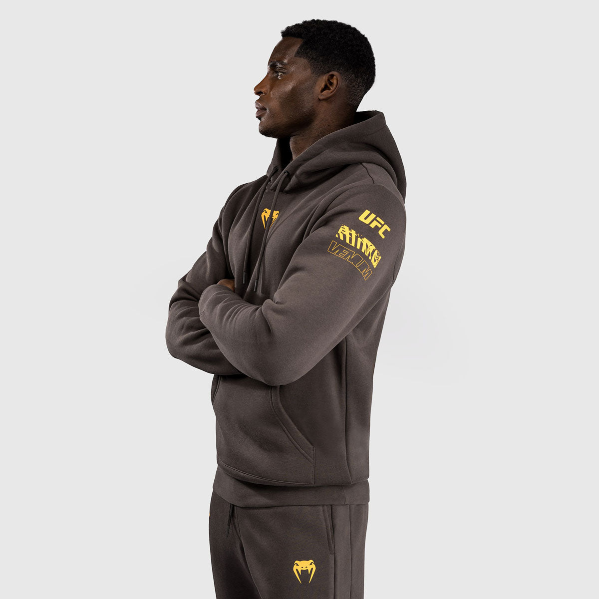 Sweatshirt UFC Fusion von Venum Fight Week mit brauner Kapuze