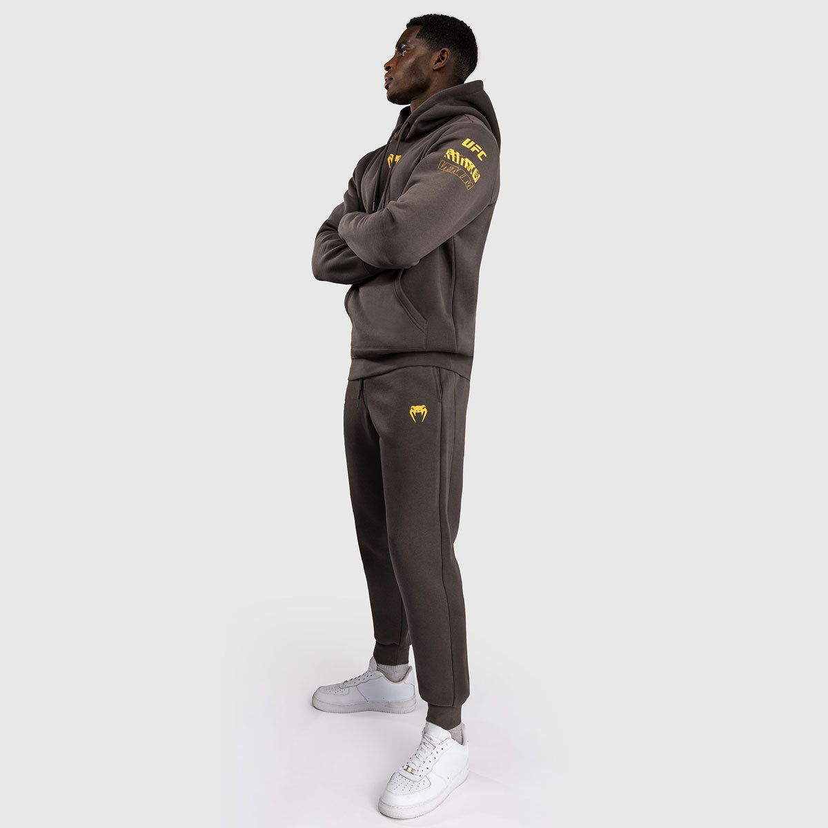 Sweatshirt UFC Fusion von Venum Fight Week mit brauner Kapuze