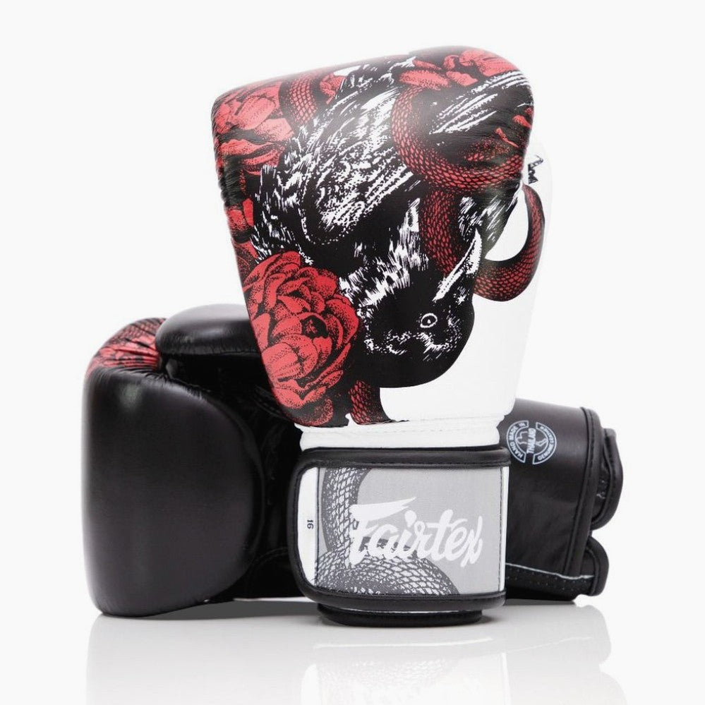 Muay Thai Handschuhe Fairtex BGV24 The Beauty of Survival mit Holzkiste