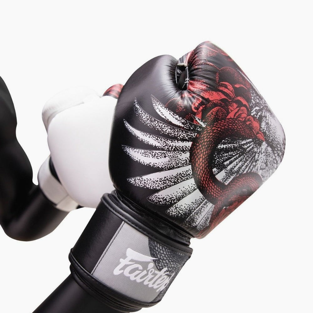 Muay Thai Handschuhe Fairtex BGV24 The Beauty of Survival mit Holzkiste