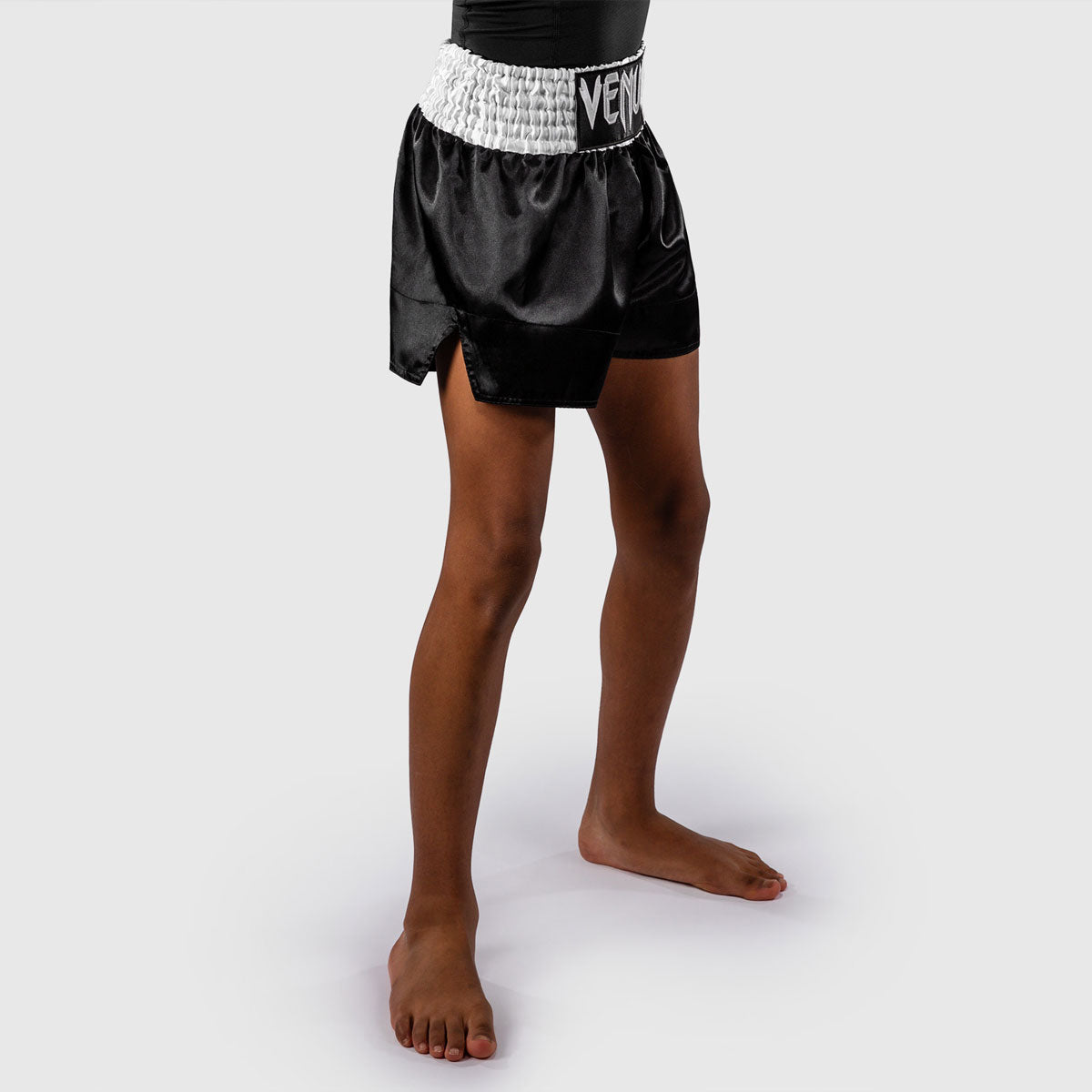 Venum Classic Kick-Thai-Shorts Schwarz-Weiß