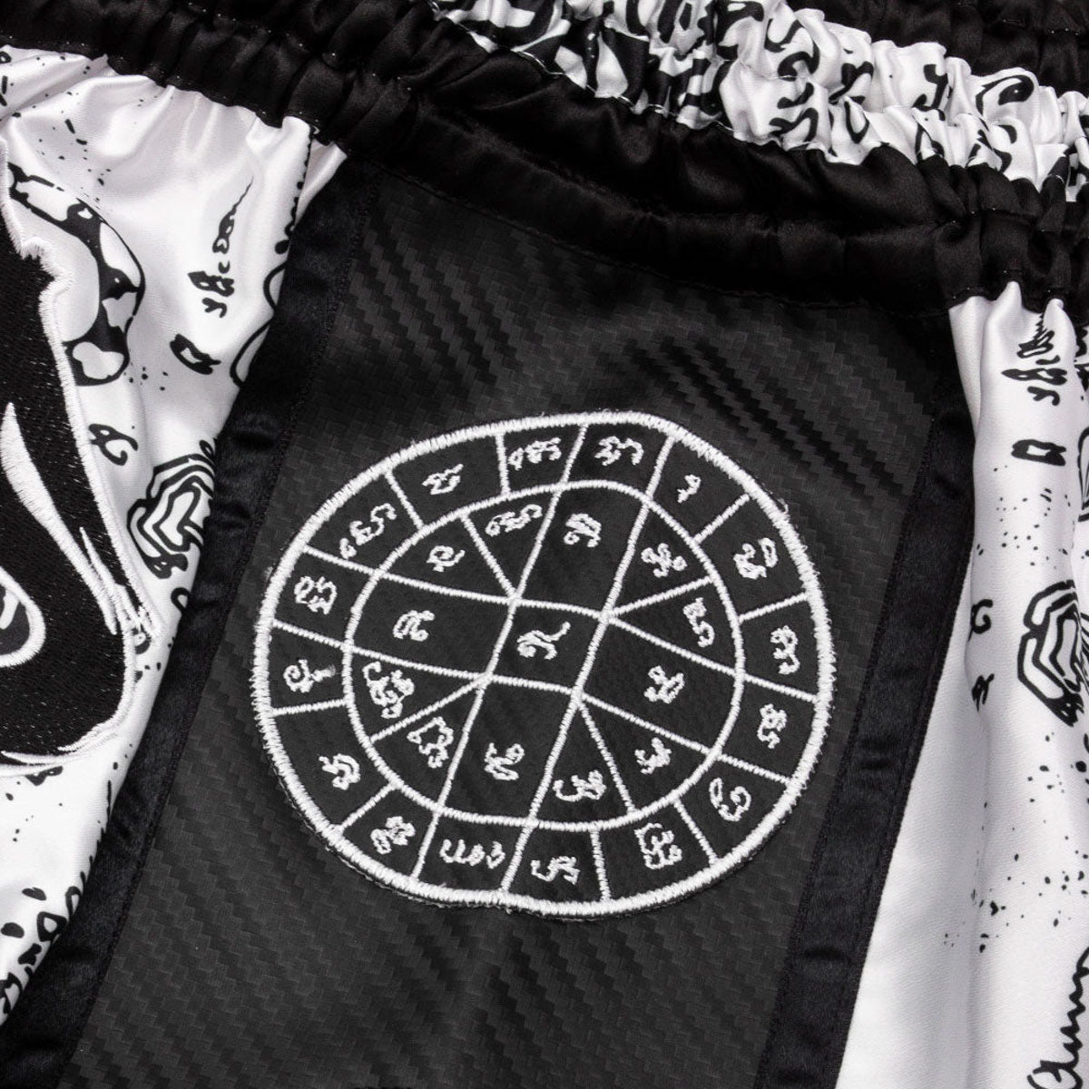 Kick-Thai Shorts 8 Weapons Carbon Sak Yant Tigers