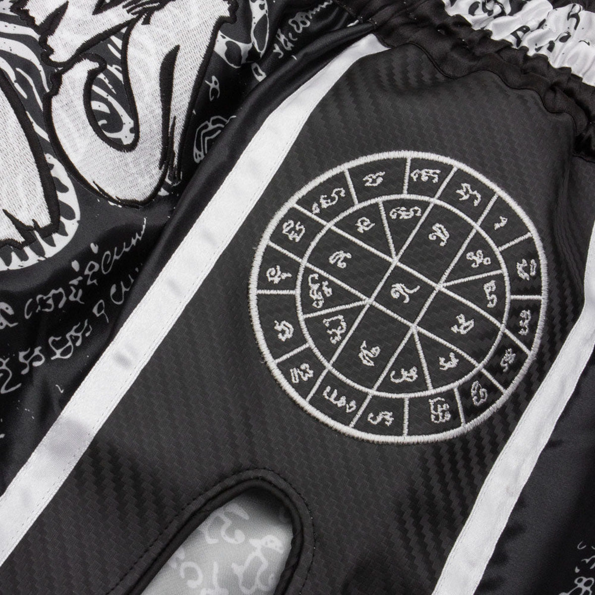 Kick-Thai Shorts 8 Weapons Carbon Sak Yant Tigers
