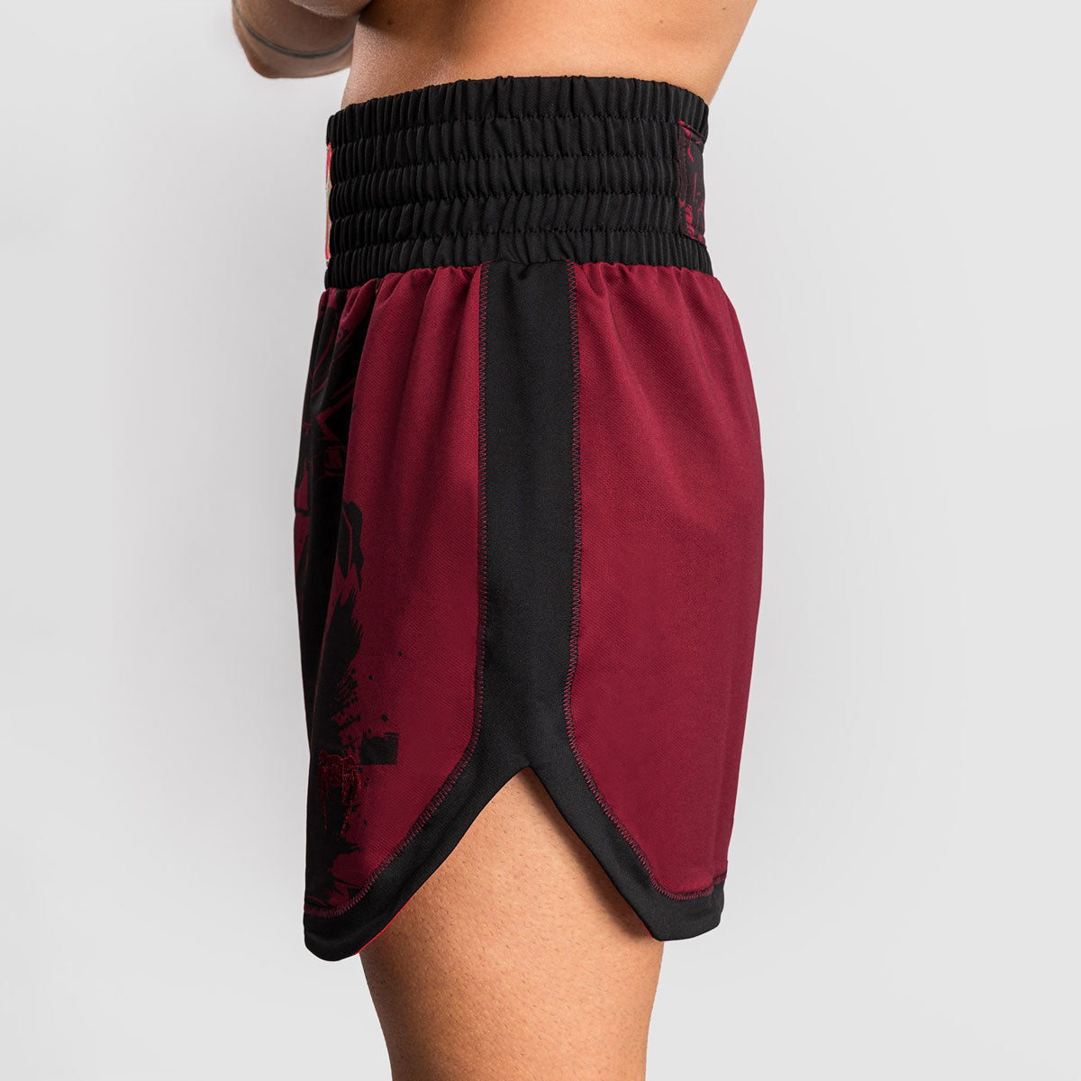 Venum Assassin's Creed Shadows Kick-Thai-Shorts Burgunder-Schwarz