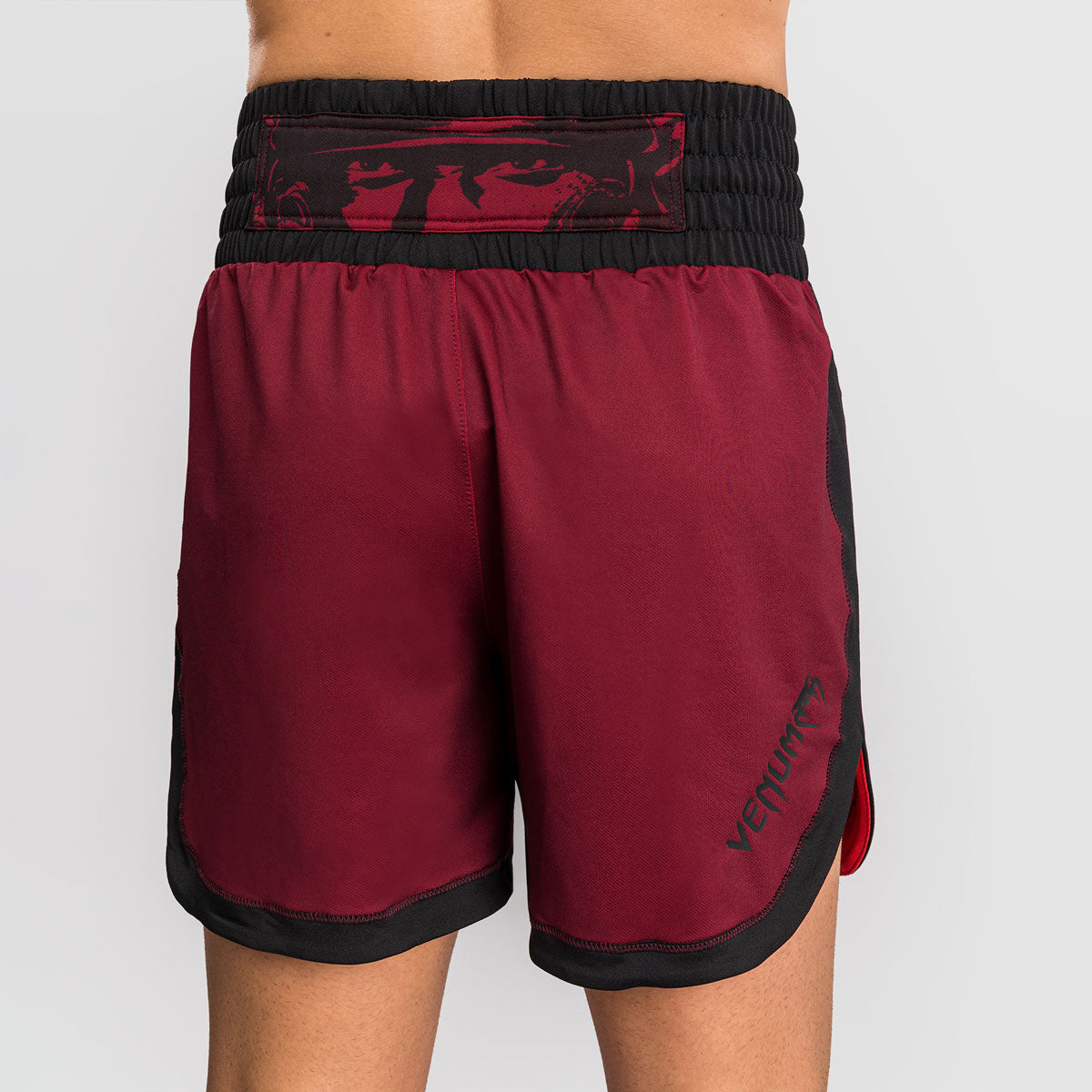 Venum Assassin's Creed Shadows Kick-Thai-Shorts Burgunder-Schwarz