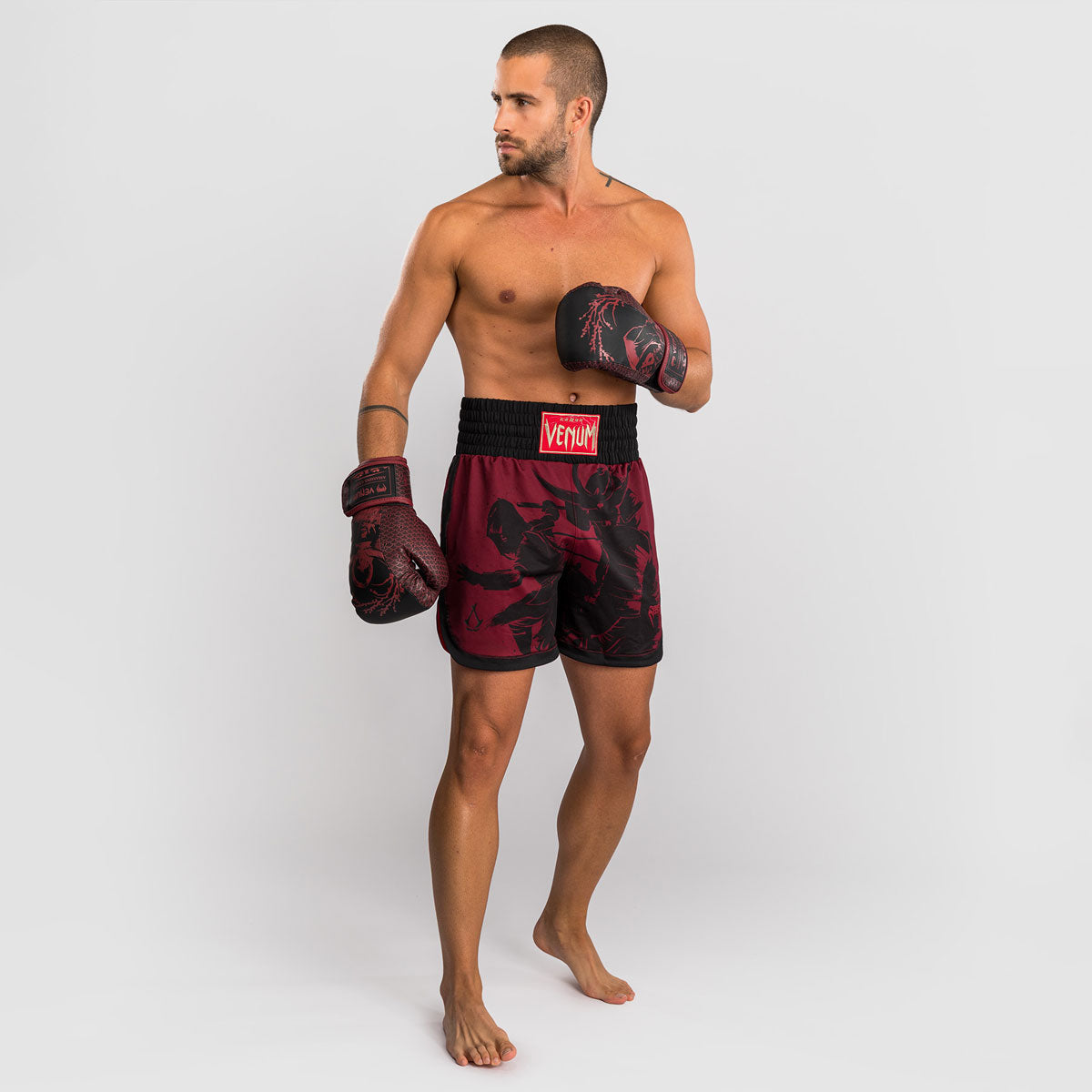 Venum Assassin's Creed Shadows Kick-Thai-Shorts Burgunder-Schwarz