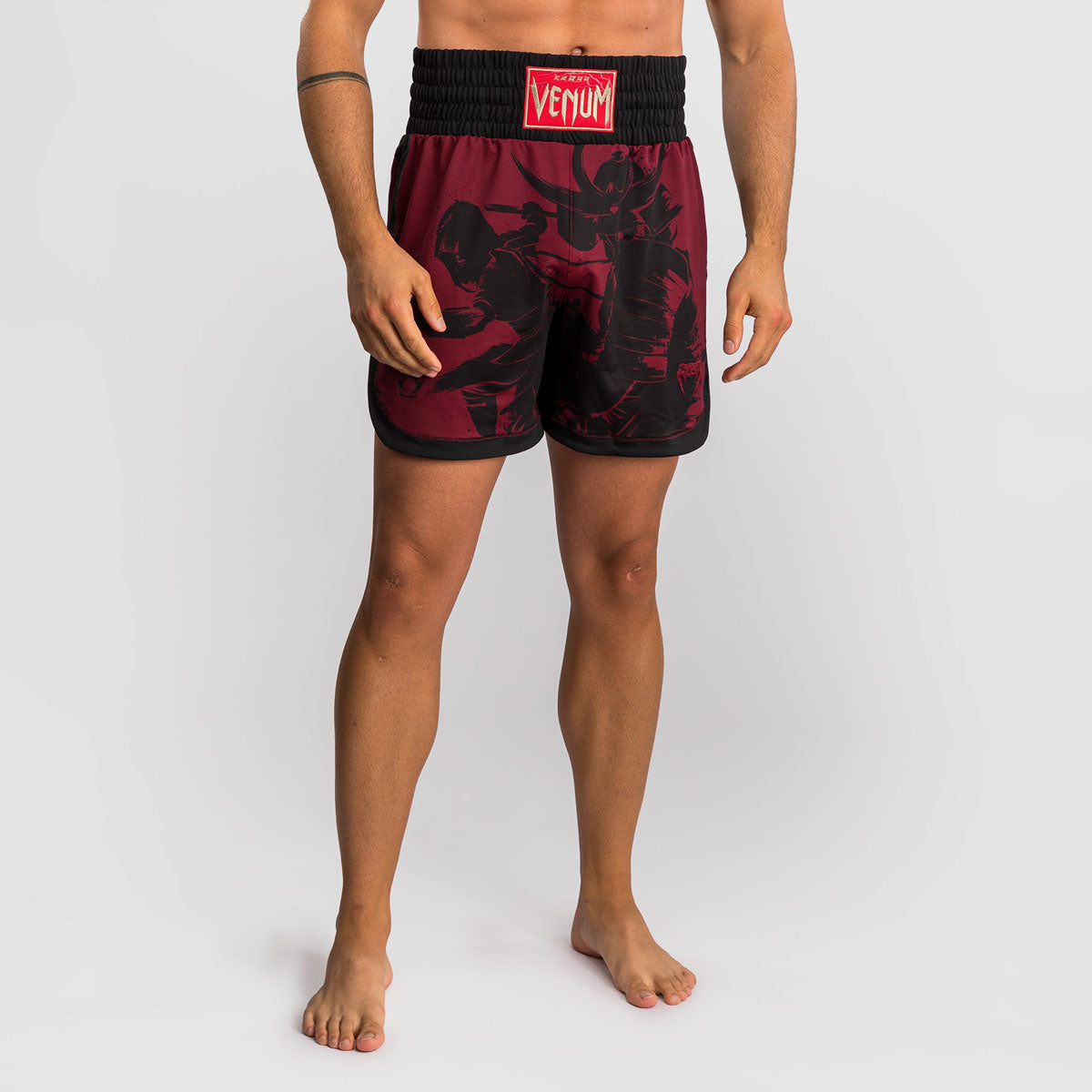 Venum Assassin's Creed Shadows Kick-Thai-Shorts Burgunder-Schwarz