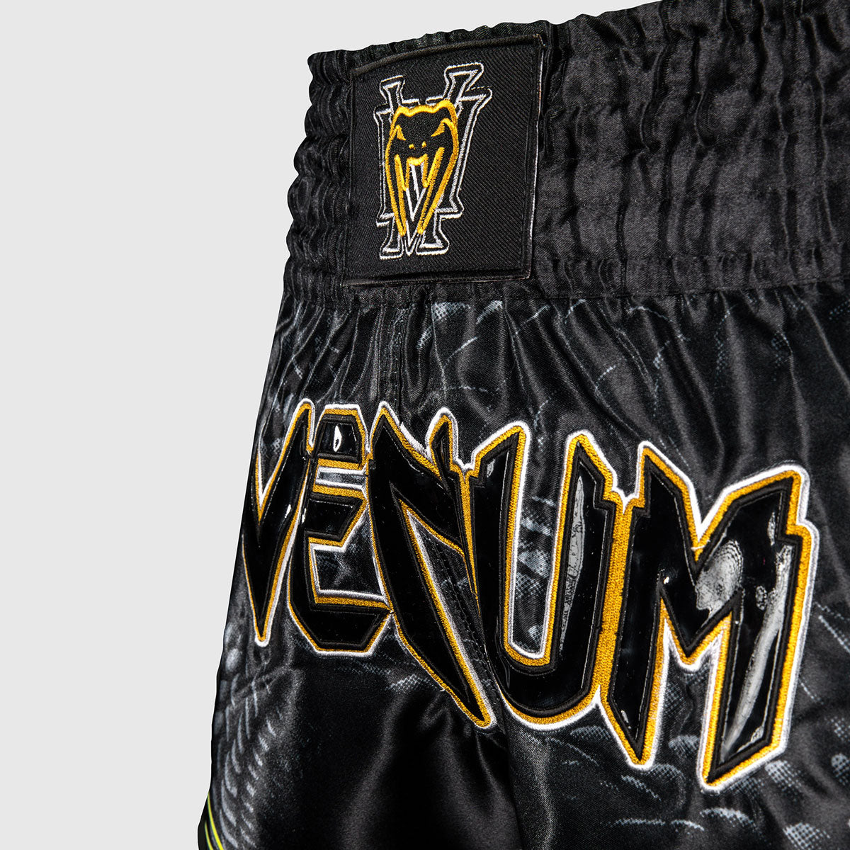 Venum Matupa Kick-Thai-Shorts Schwarz-Grau-Gold