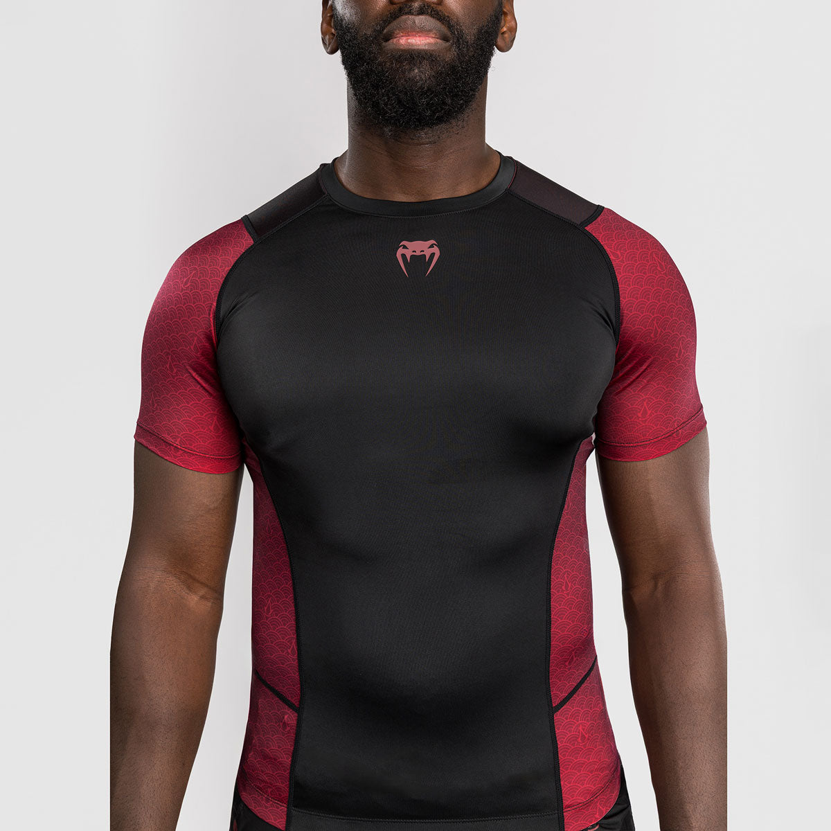 Venum Assassin's Creed Shadows Rashguard Kurzarm Rot-Schwarz