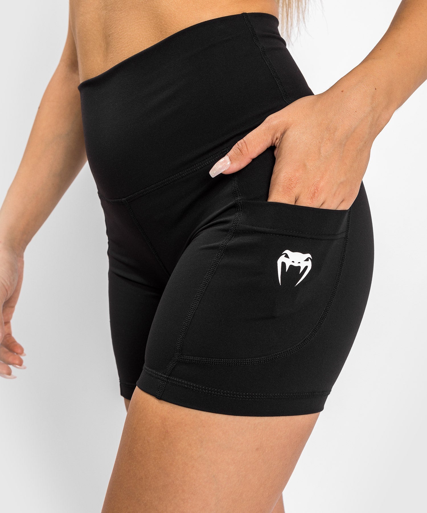 Damen Shorts Venum Essential